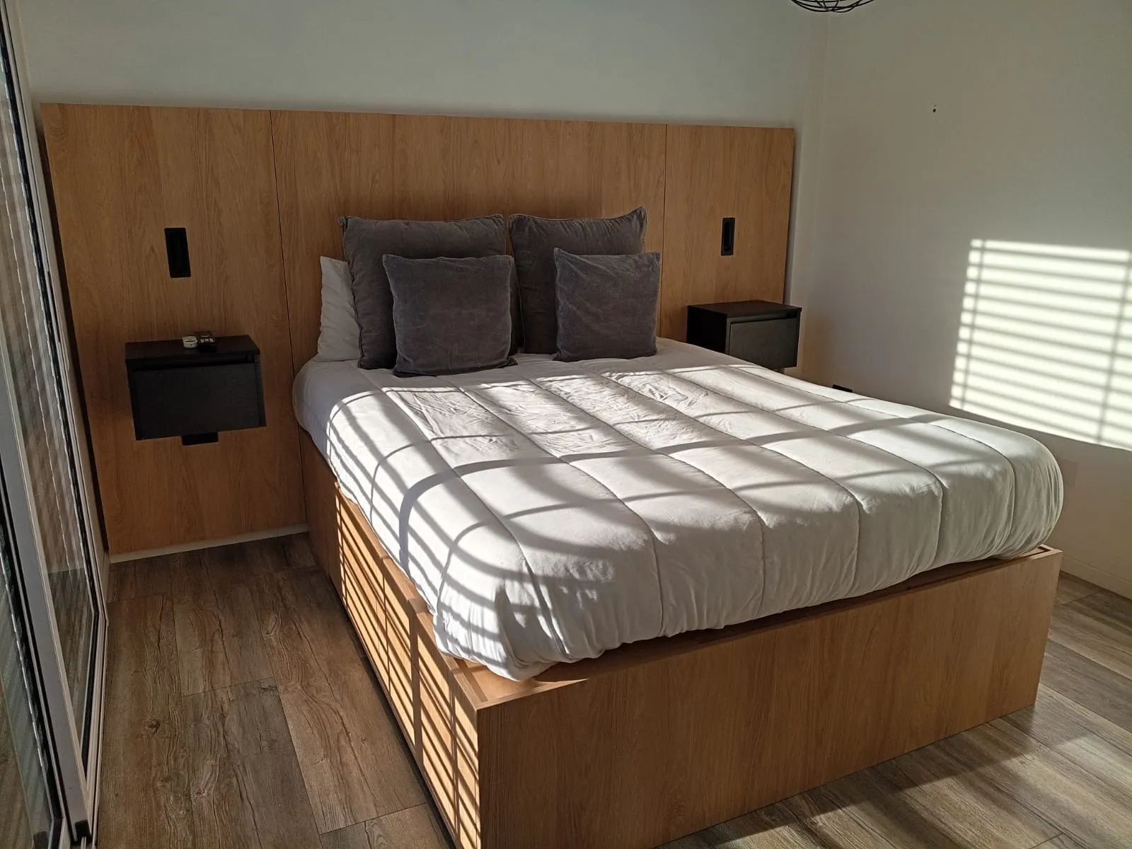 Muebles de habitación a medida — placards y mesitas de luz